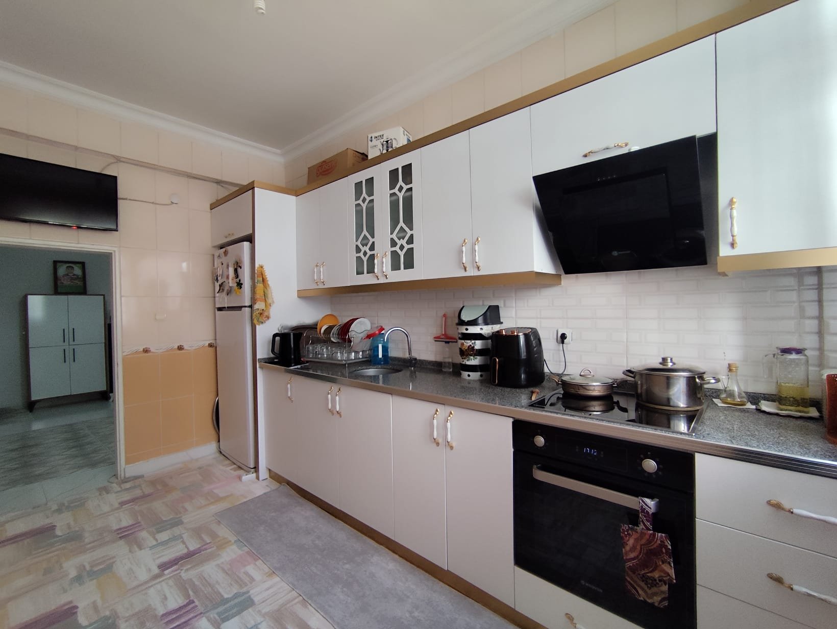 BAĞLAR İSKAN EVLERİNDE SATILIK İÇİ YAPILI GENİŞ FERAH DAİRE