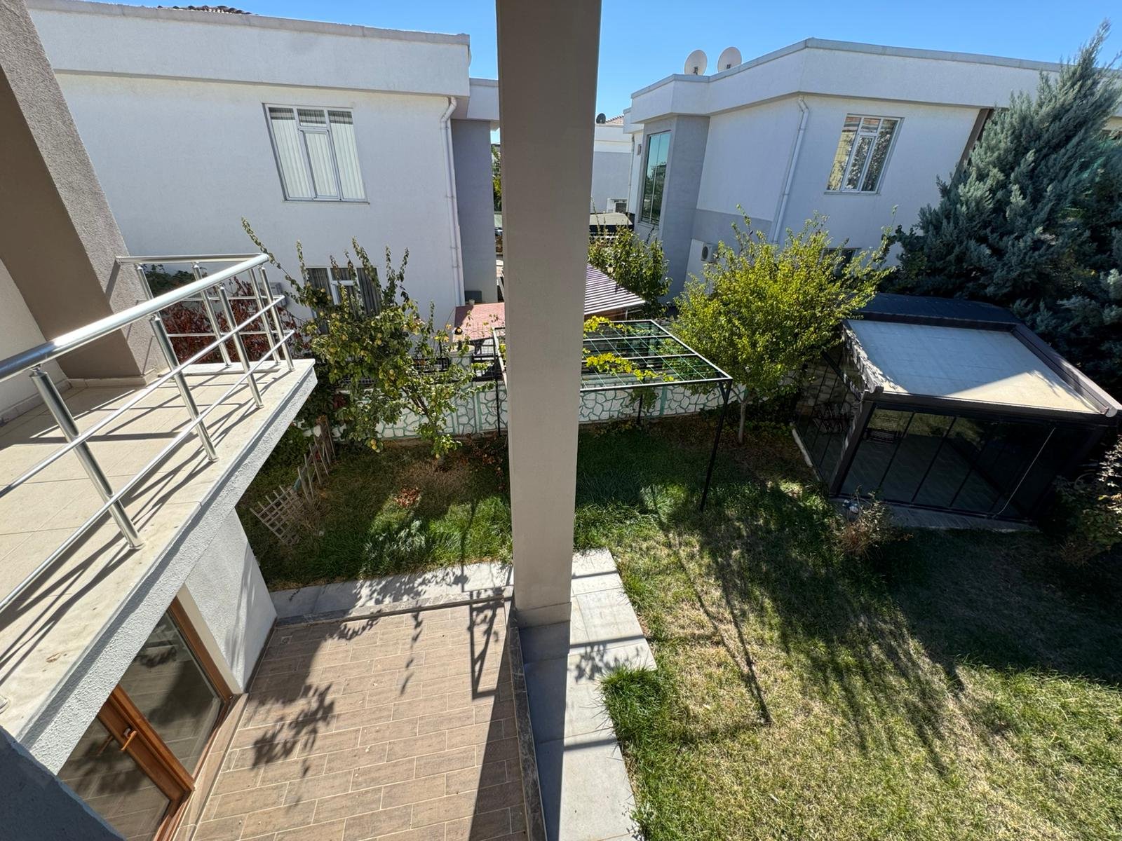 SİLVAN YOLU ÜZERİ GENİŞ PEYZAJ ALANIYLA HAZIR 5+1 VİLLA