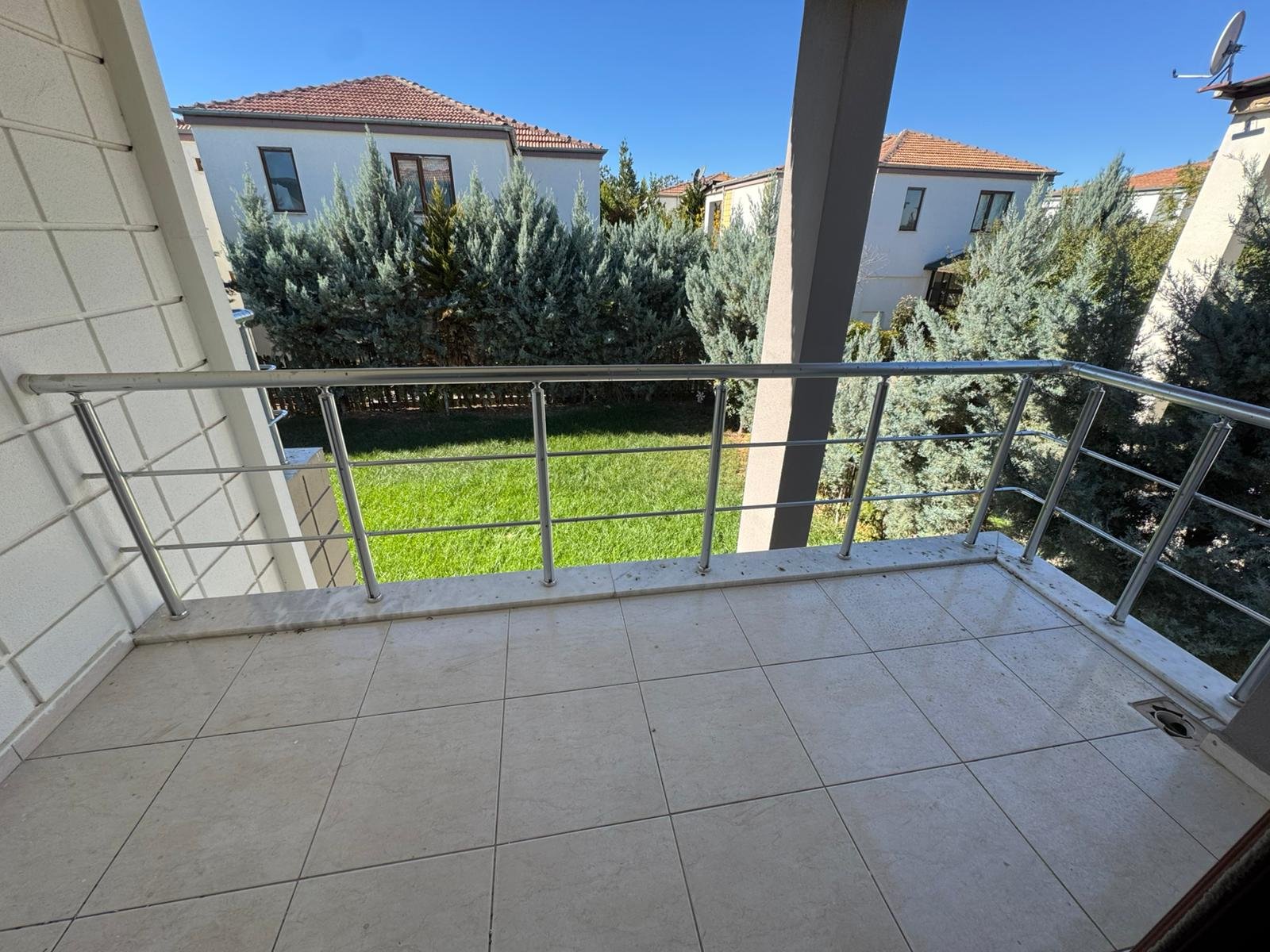 SİLVAN YOLU ÜZERİ GENİŞ PEYZAJ ALANIYLA HAZIR 5+1 VİLLA