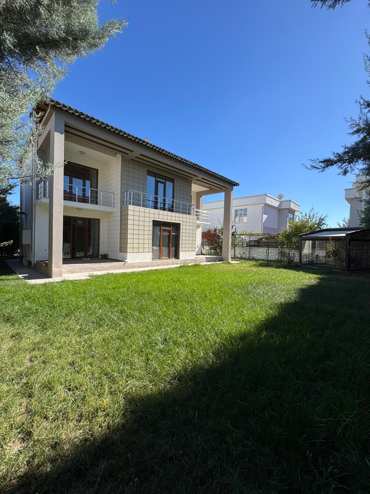 SİLVAN YOLU ÜZERİ GENİŞ PEYZAJ ALANIYLA HAZIR 5+1 VİLLA