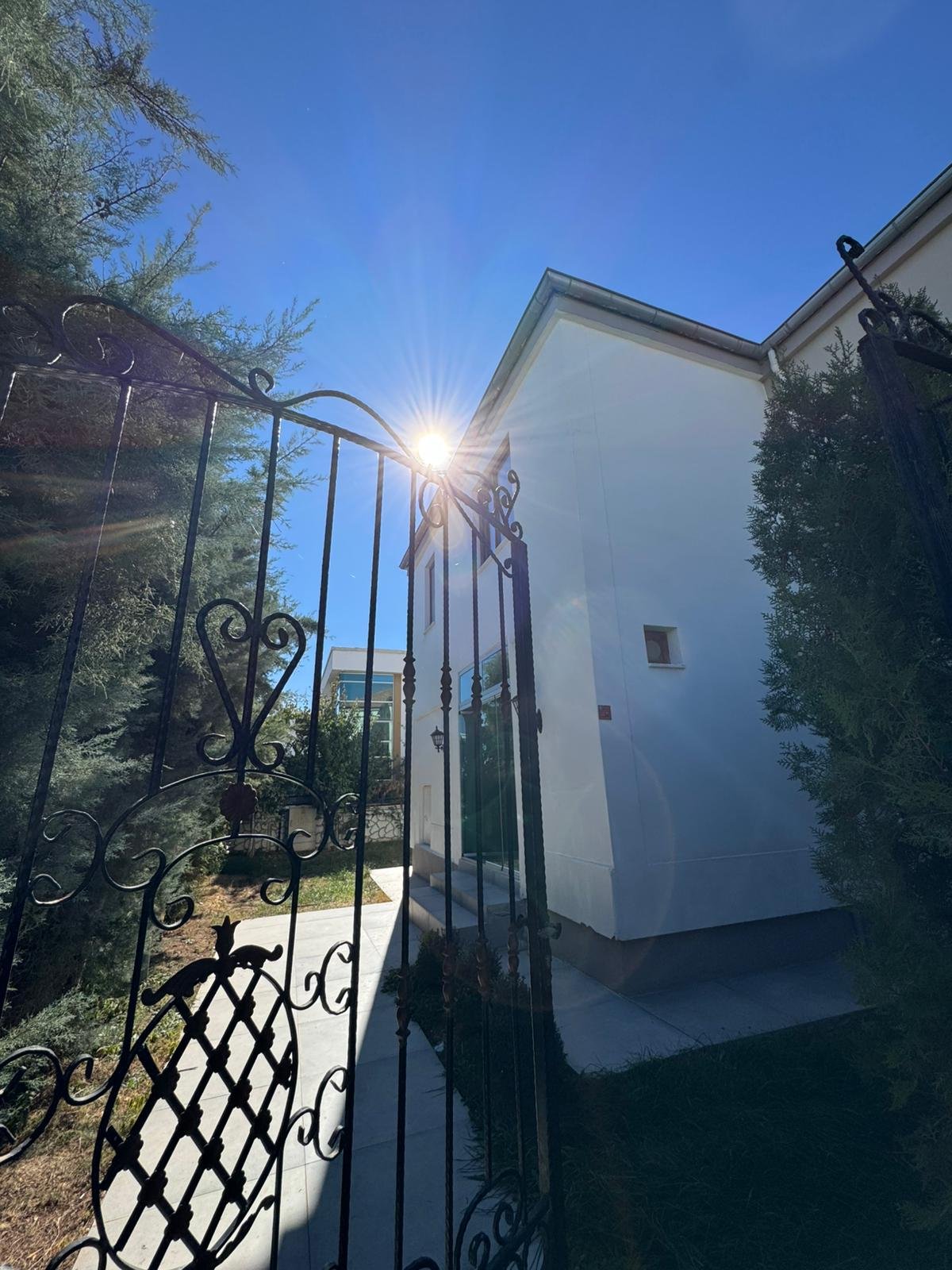 SİLVAN YOLU ÜZERİ GENİŞ PEYZAJ ALANIYLA HAZIR 5+1 VİLLA