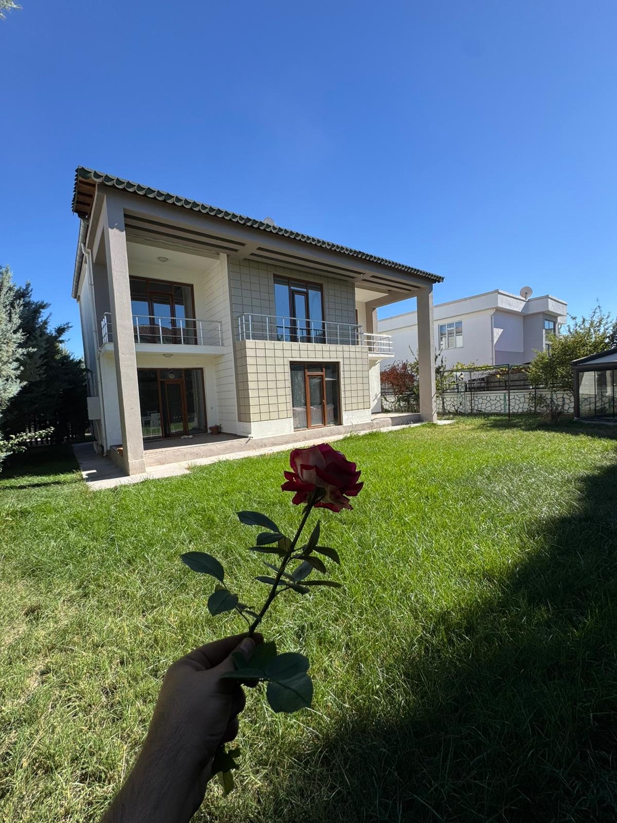 SİLVAN YOLU ÜZERİ GENİŞ PEYZAJ ALANIYLA HAZIR 5+1 VİLLA