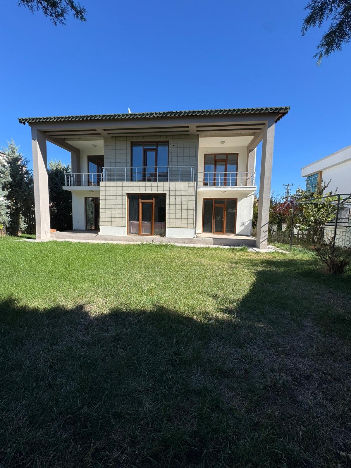 SİLVAN YOLU ÜZERİ GENİŞ PEYZAJ ALANIYLA HAZIR 5+1 VİLLA