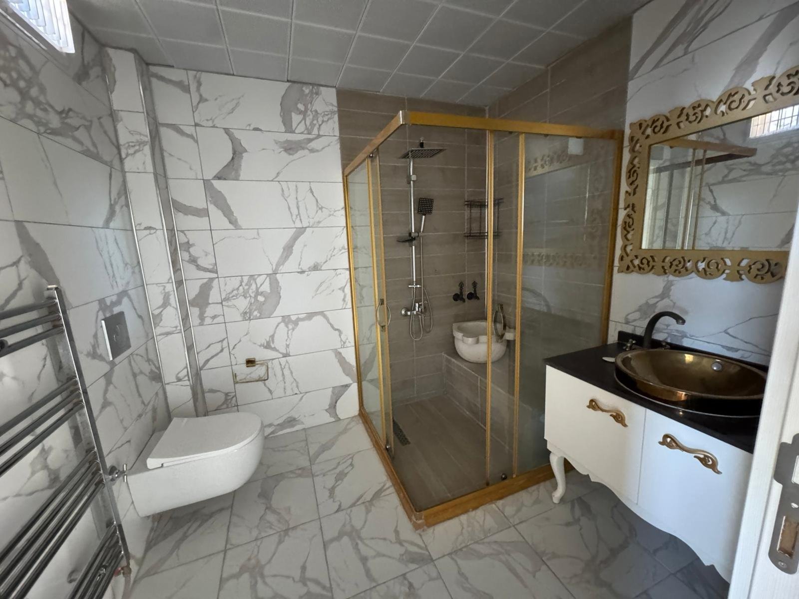 SİLVAN YOLU ÜZERİ GENİŞ PEYZAJ ALANIYLA HAZIR 5+1 VİLLA